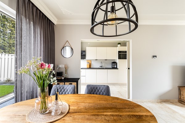 Foto - Te koop: Ruime 2-onder-1-kapwoning met dubbele garage, eigen oprit en fijne tuin